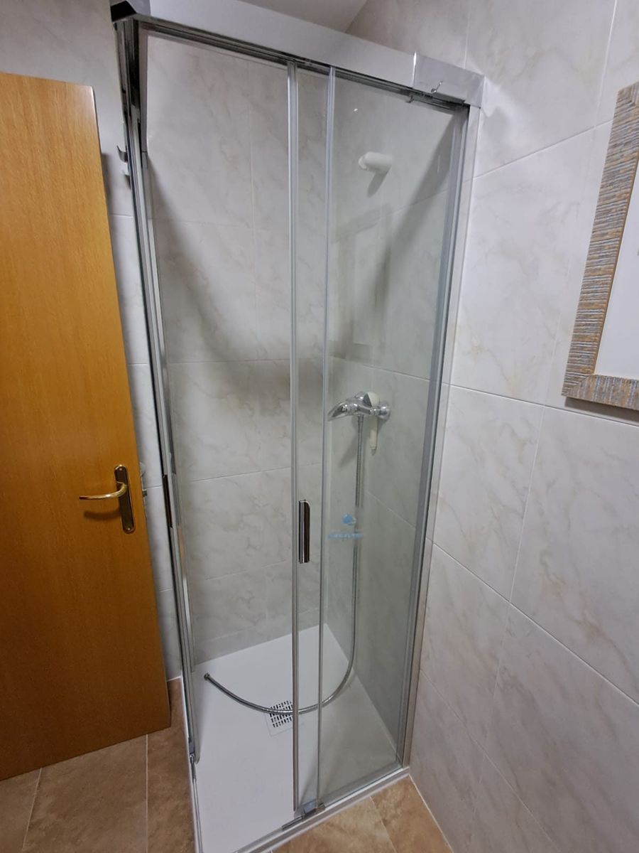 Cambio de bañera por plato de ducha en Pamplona — proyecto real ReformaIA