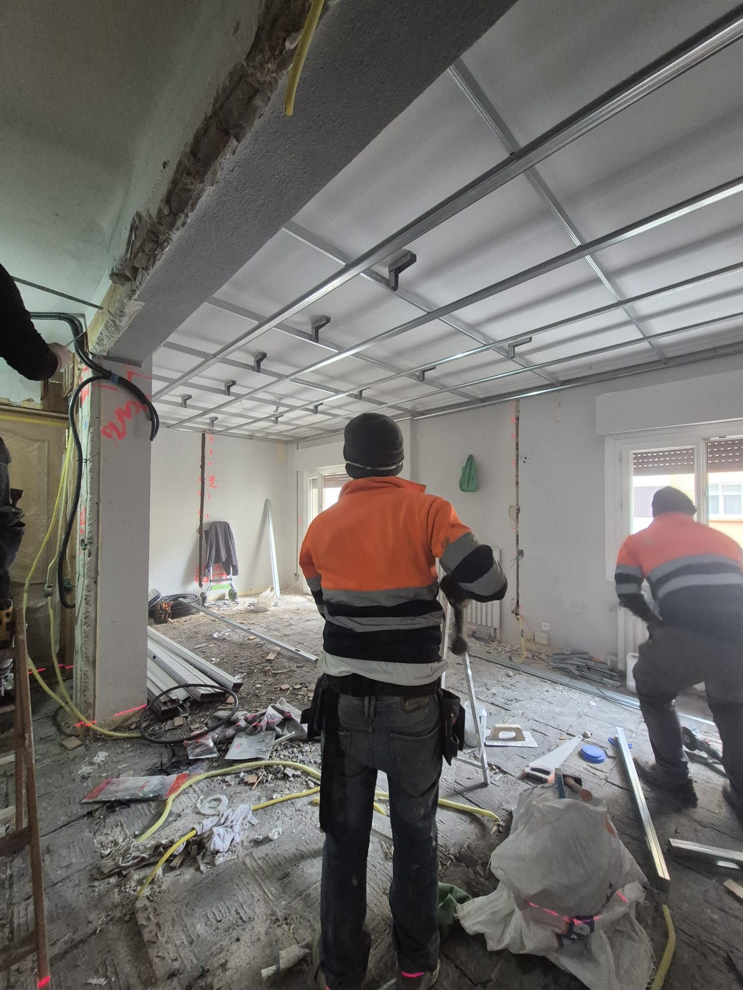 Olor a quemado en un enchufe: qué hacer antes de un incendio