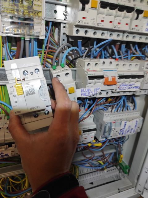 Instalación eléctrica en Pamplona — proyecto 33 ReformaIA