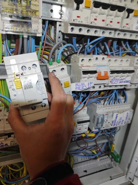 Instalación eléctrica en Pamplona — proyecto 34 ReformaIA